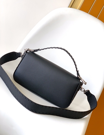 フェンディバッグ背面デザイン